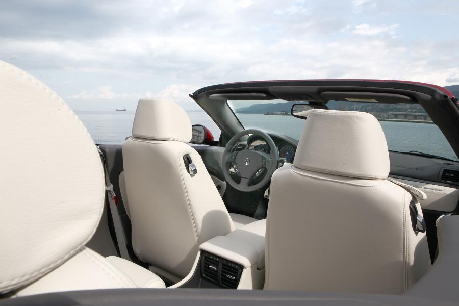  Maserati GranCabrio Sport 2011 года  (фото 2 из 107)